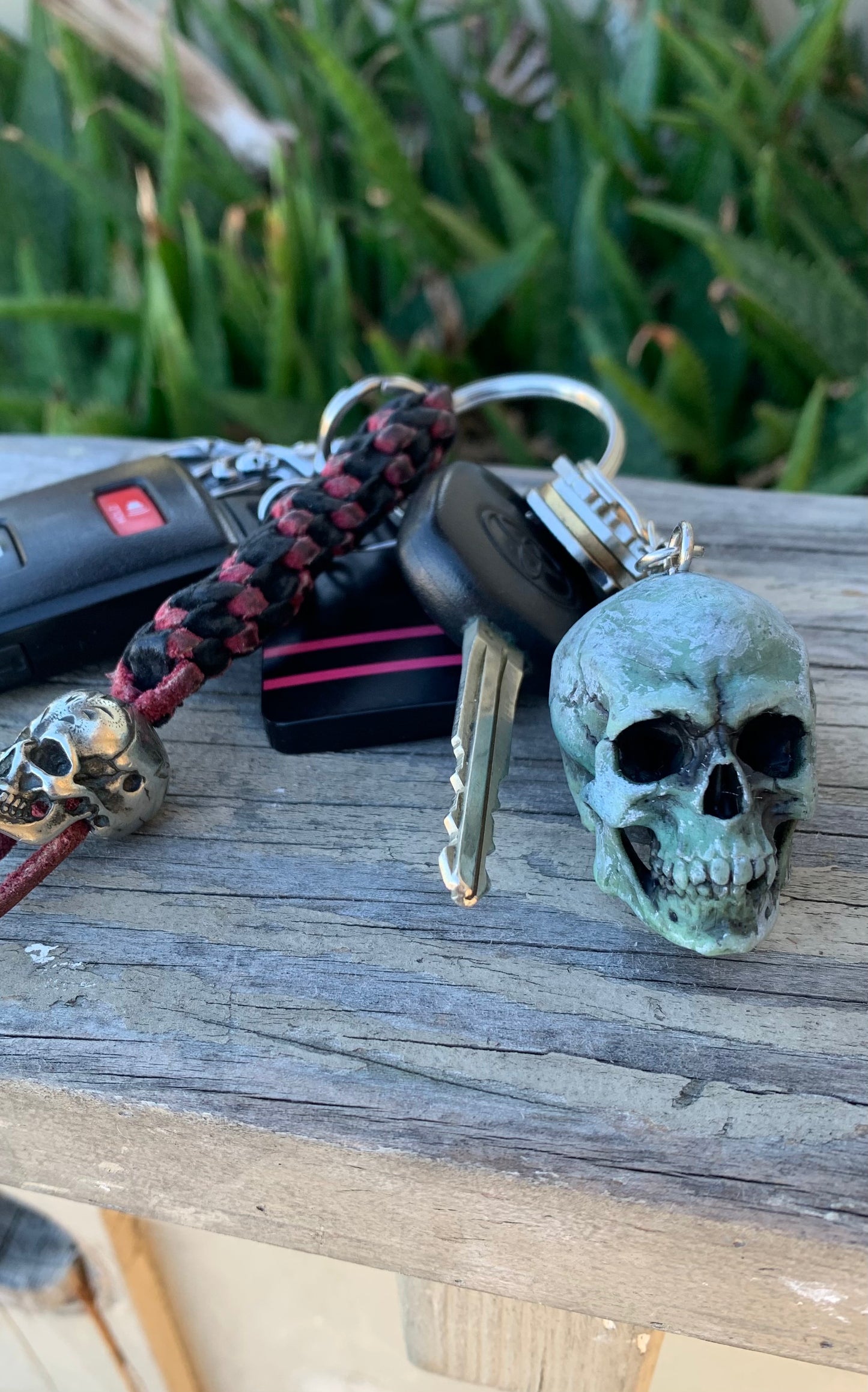 3D Printed Hand-Painted Skull Keychain – Durable Resin Keyring – Gothic Accessory – Unique Skull Lover Gift – Handmade Keychain for Men & Women