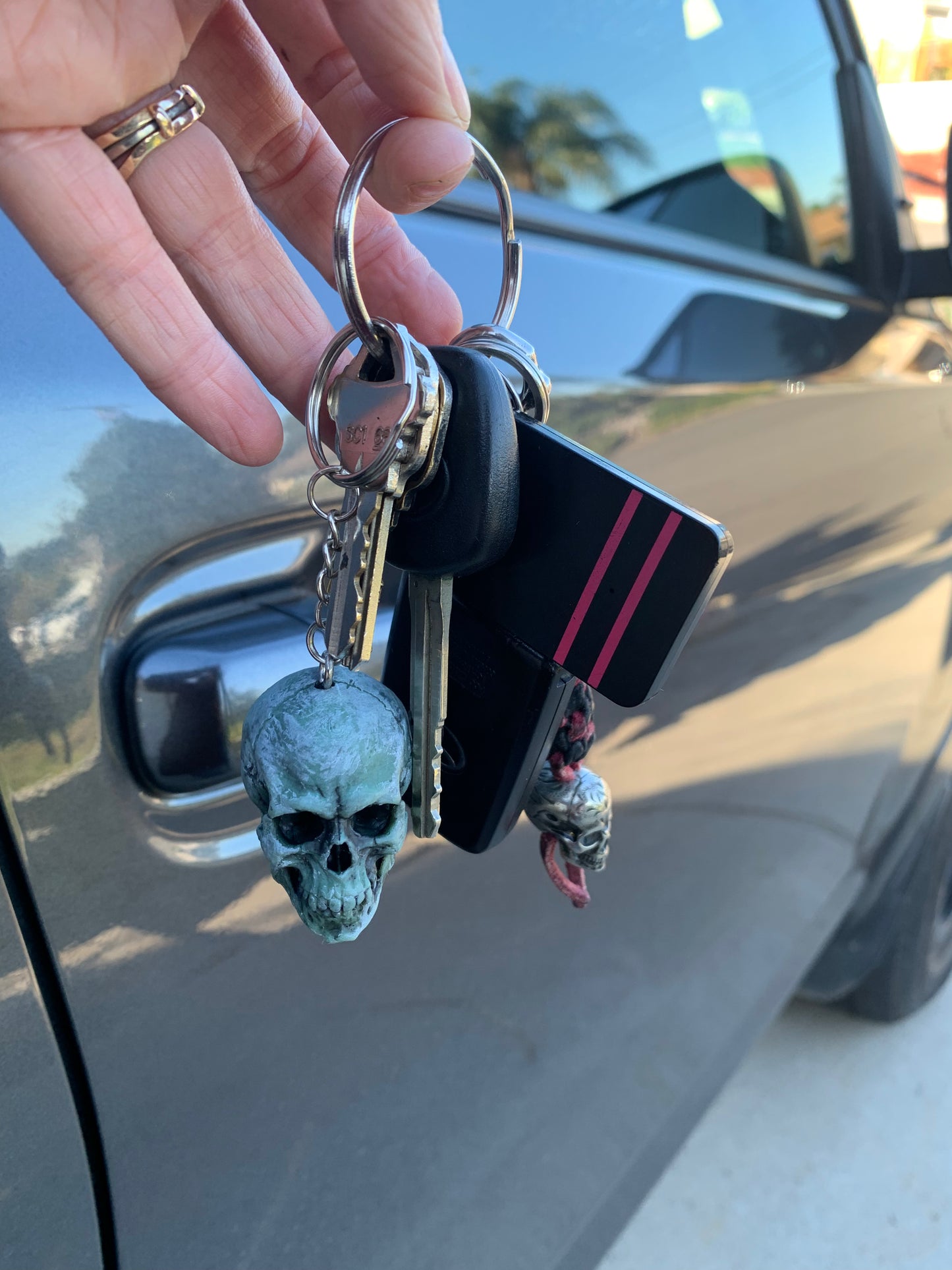 3D Printed Hand-Painted Skull Keychain – Durable Resin Keyring – Gothic Accessory – Unique Skull Lover Gift – Handmade Keychain for Men & Women