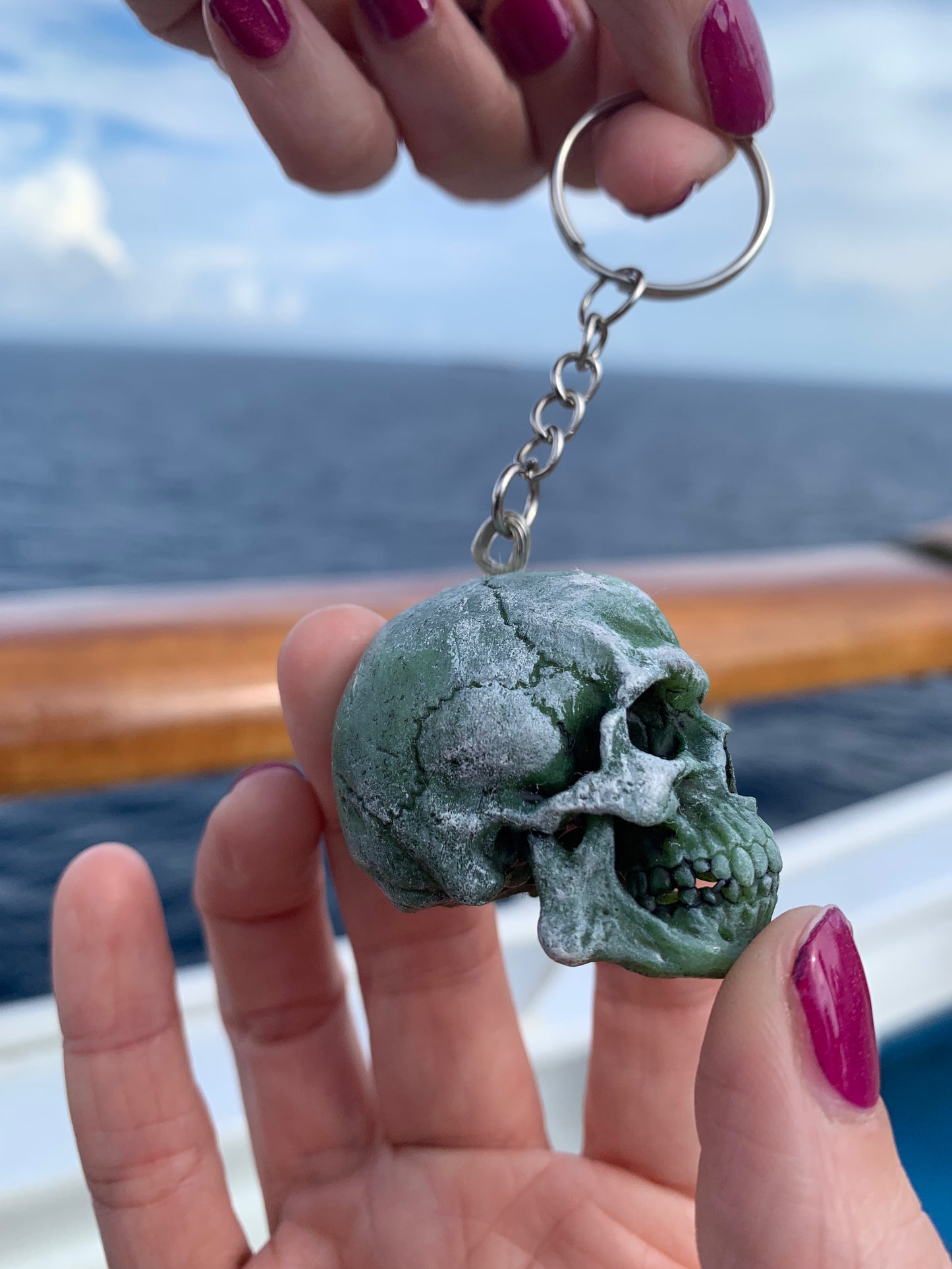 3D Printed Hand-Painted Skull Keychain – Durable Resin Keyring – Gothic Accessory – Unique Skull Lover Gift – Handmade Keychain for Men & Women