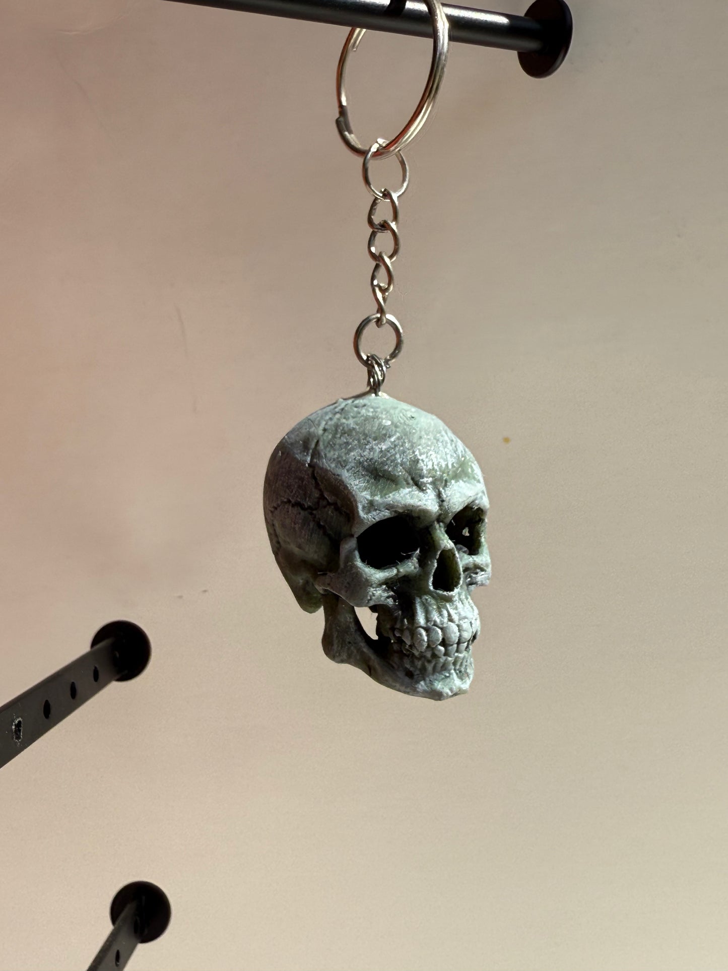 3D Printed Hand-Painted Skull Keychain – Durable Resin Keyring – Gothic Accessory – Unique Skull Lover Gift – Handmade Keychain for Men & Women
